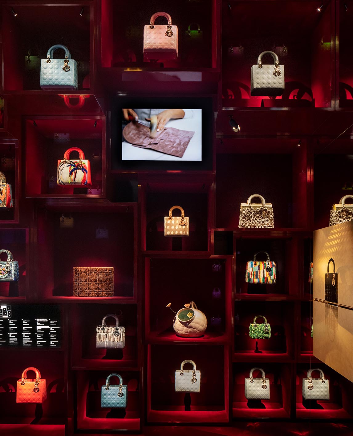 Πλήθος από τις μοναδικές τσάντες του οίκου σε έκθεση