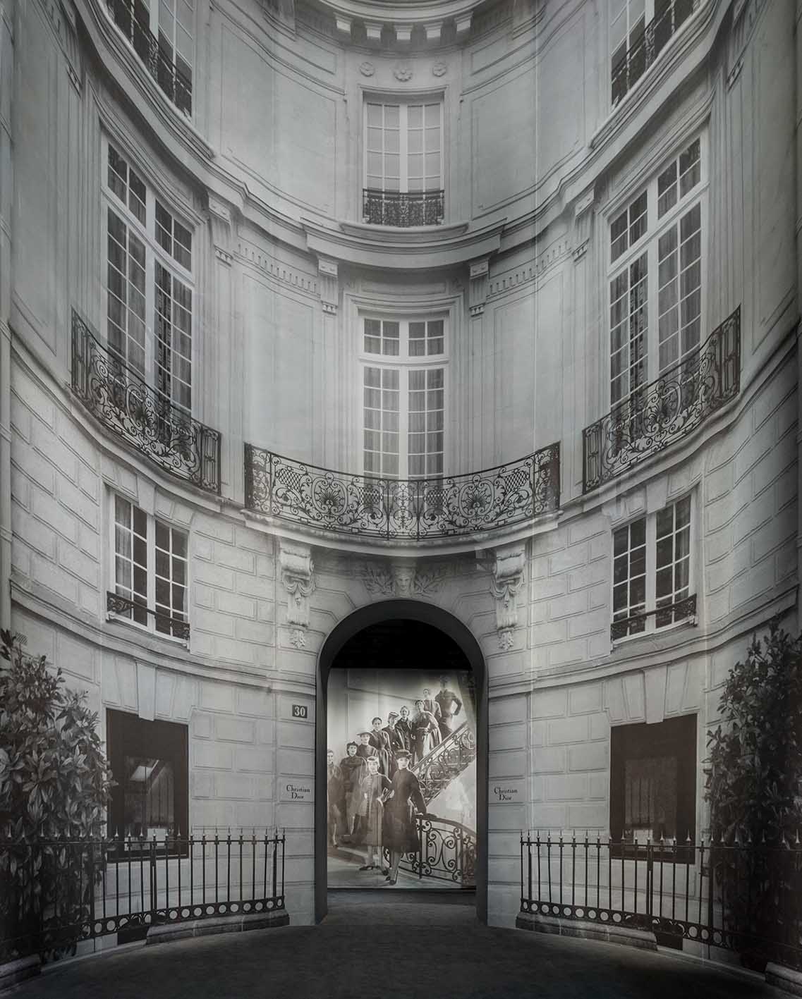 H εμβληματική είσοδος του οίκου Dior "μεταφέρθηκε" με μοναδικό τρόπο στην έκθεση στη Σεούλ