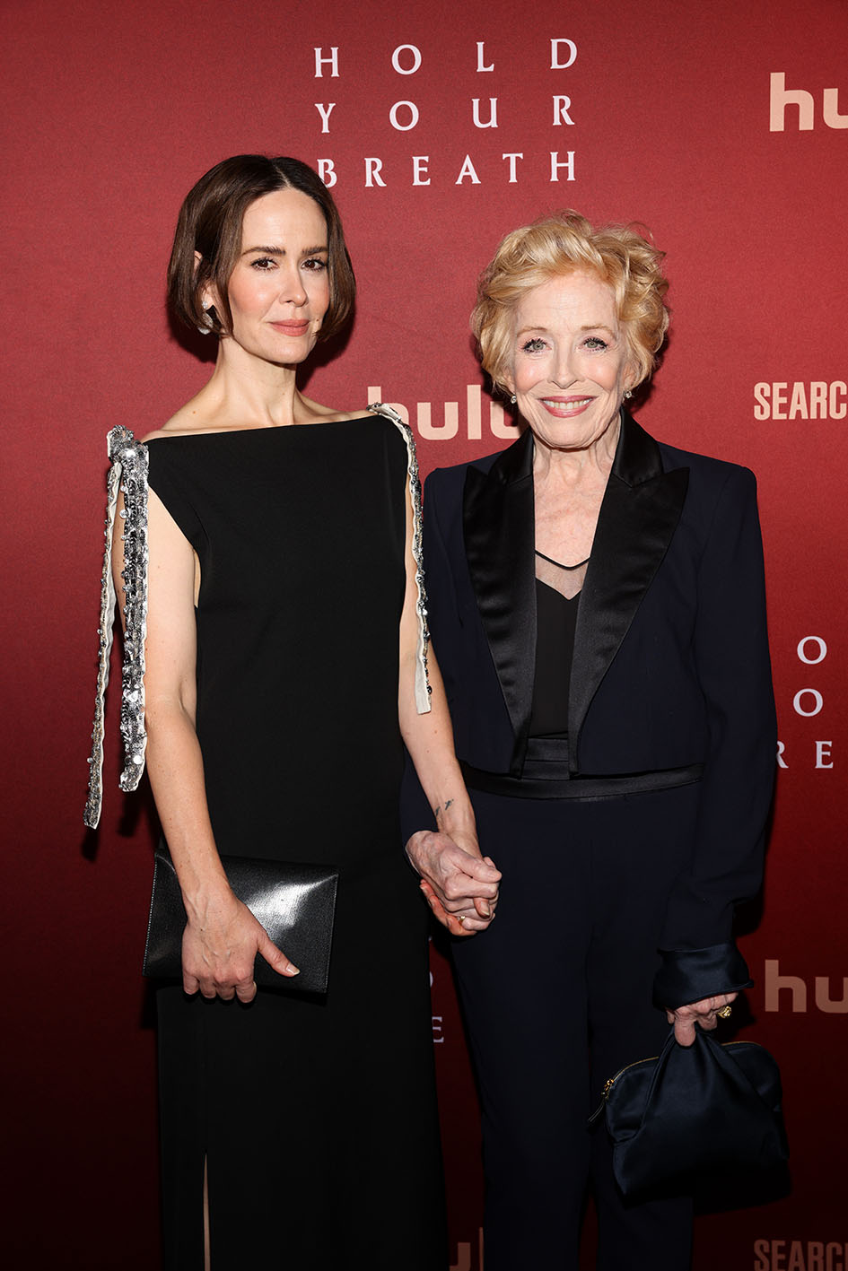 H Sarah Paulson και η Holland Taylor στην την πρεμιέρα της ταινίας "Hold Your Breath" της Searchlight Pictures στο Λος Άντζελες στο Harmony Gold στις 4 Οκτωβρίου 2024.