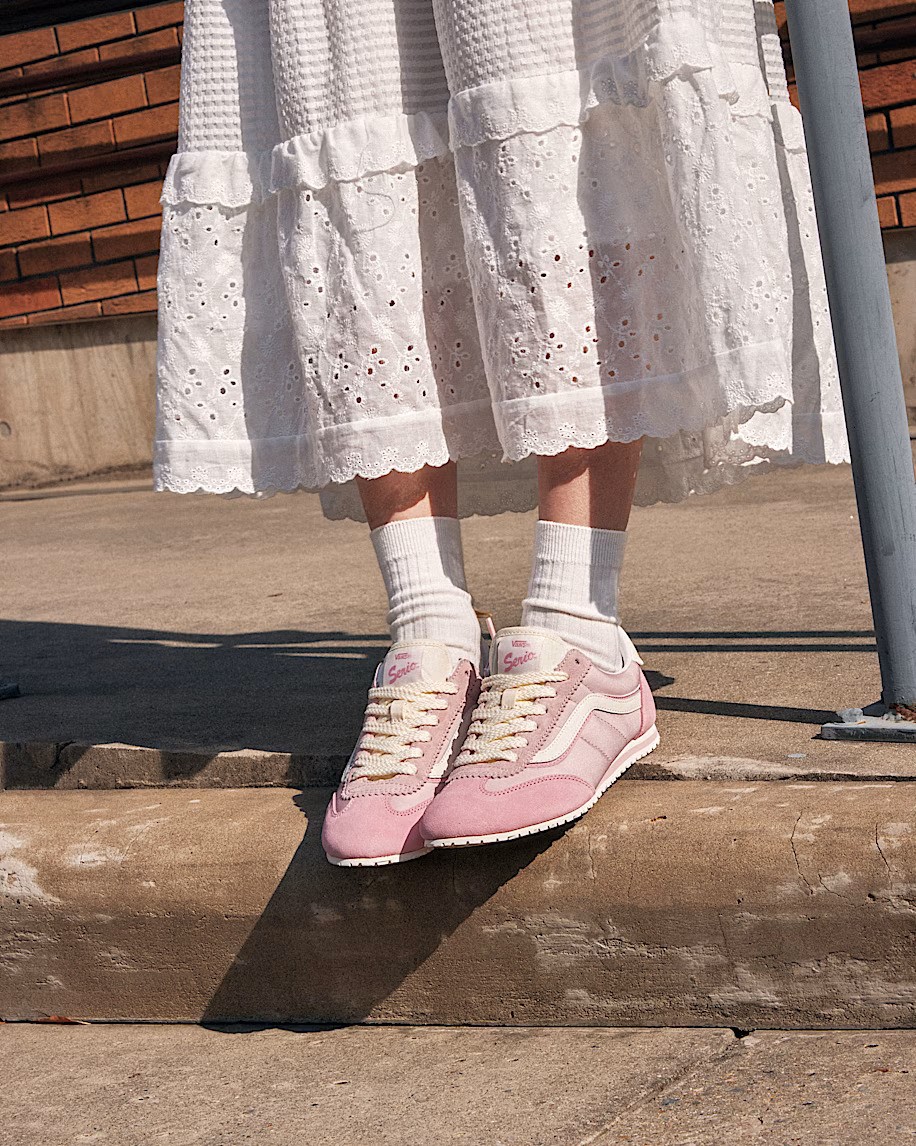 Πόδια κοπέλας με αθλητικά παπούτσια σε παλ χρώμα