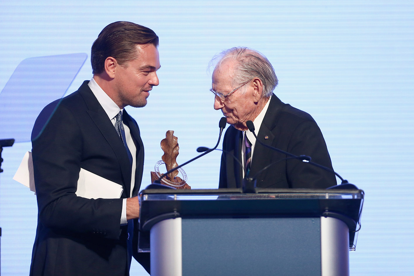 O Leonardo DiCaprio ευχαριστεί τον Wayne Thiebaud λίγο πριν μιλήσει στη σκηνή στο γκαλά του Ιδρύματος Leonardo DiCaprio στο Jackson Park Ranch στις 15 Σεπτεμβρίου 2018 στη Σάντα Ρόζα της Καλιφόρνια.