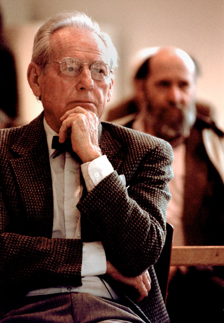 Ο Wayne Thiebaud. Φωτογραφία του 2000 από την πρώτη μεγάλη αναδρομική έκθεσή του, εδώ και 15 χρόνια. 100 πίνακες που καταγράφουν πέντε δεκαετίες έργου - παρουσιάστηκαν στο Παλάτι της Λεγεώνας της Τιμής στην Καλιφόρνια από τις 10 Ιουνίου έως τις 3 Σεπτεμβρίου 2000.