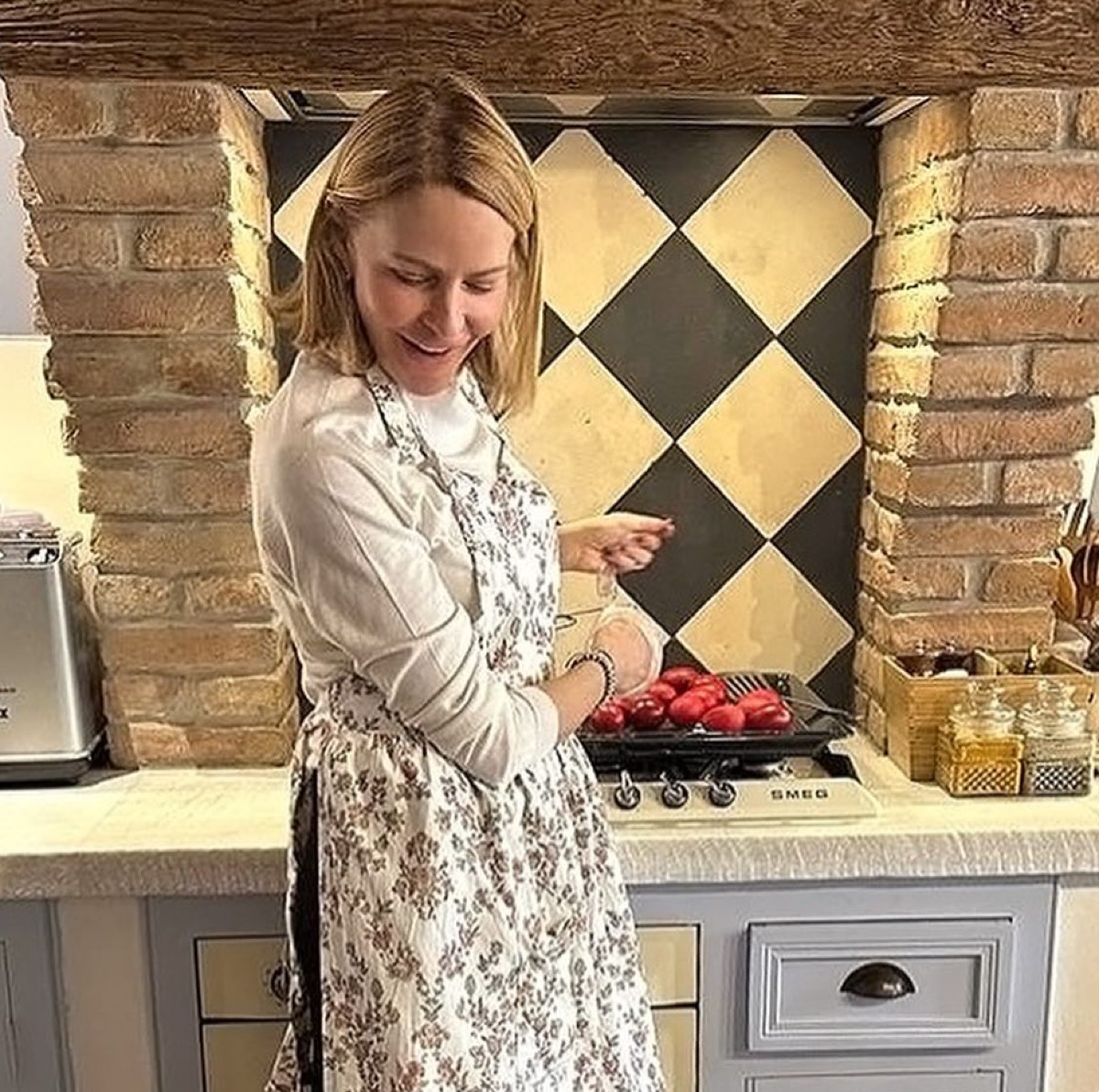 Η Τζένη Μπαλατσινού στην κουζίνα της στην Πάτμο