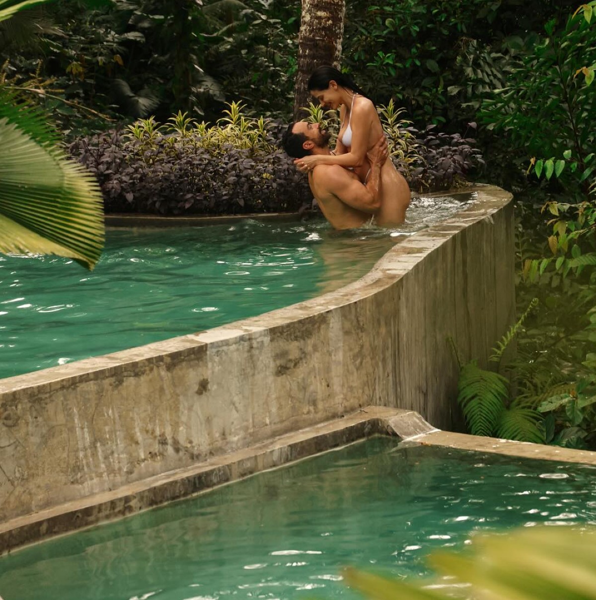 Χριστίνα Μπόμπα και Σάκης Τανιμανίδης αγκαλιασμένοι σε πισίνα στο Μπαλί