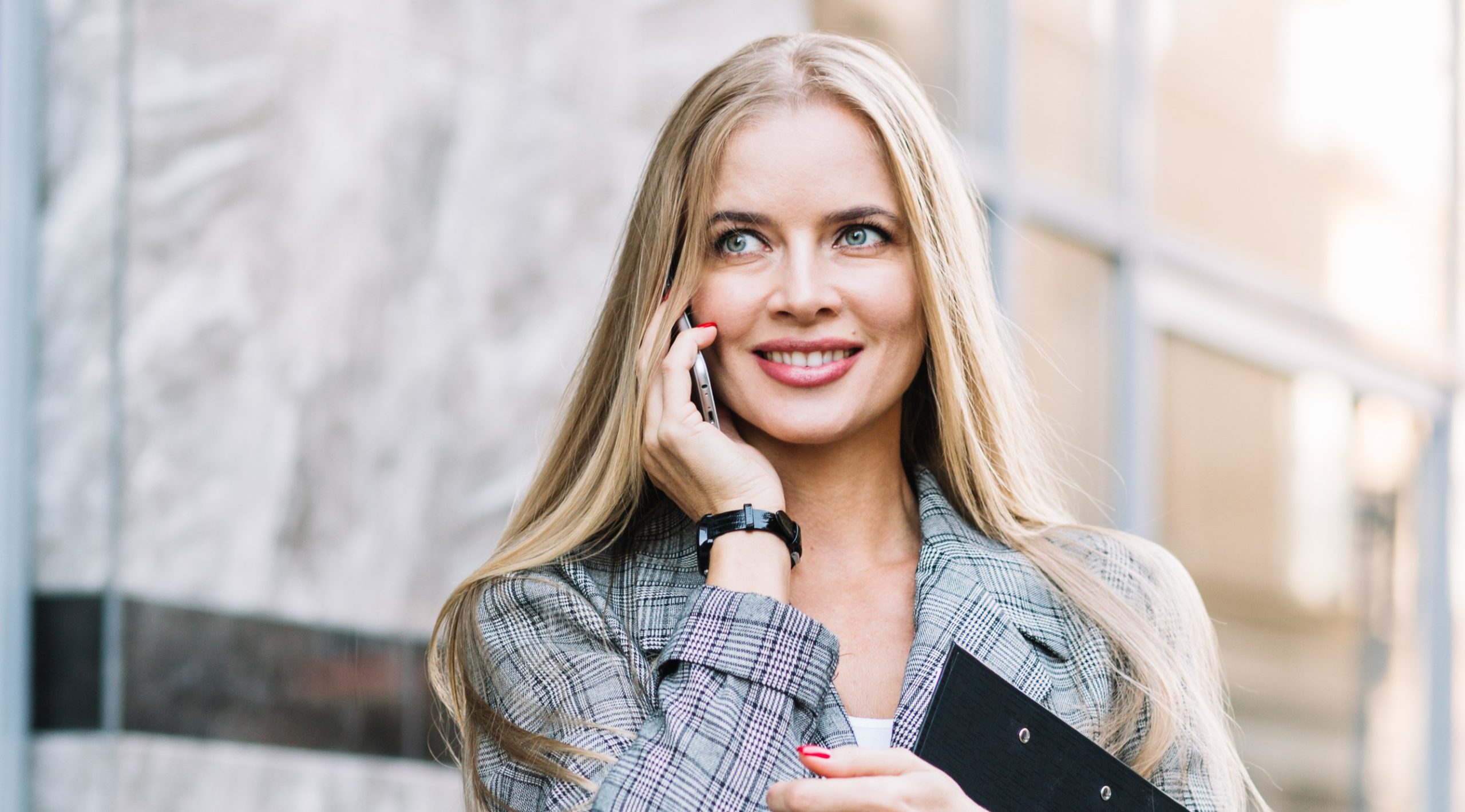 Γυναίκα πηγαίνει στο γραφείο και μιλά στο τηλέφωνο