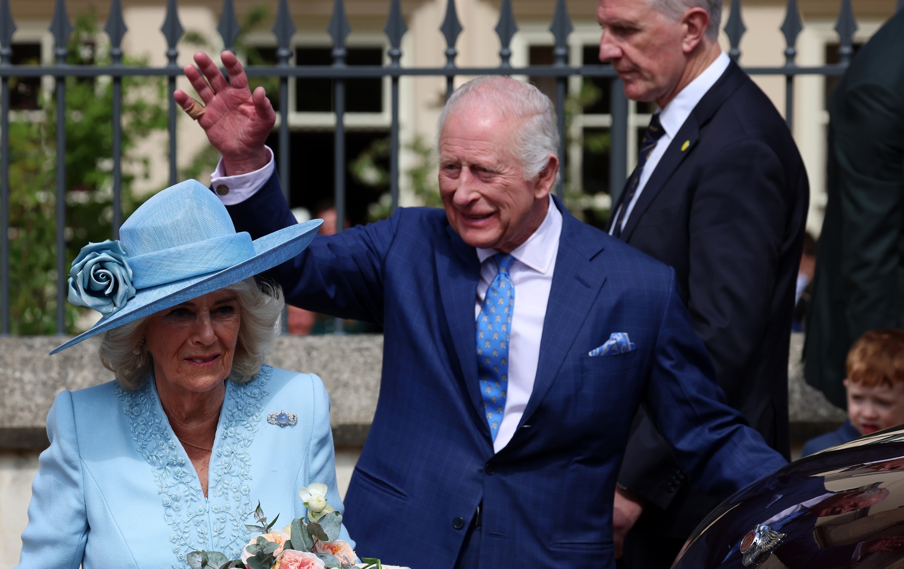 O βασιλιάς Κάρολος και η βασίλισσα Camilla μετά την πασχαλινή λειτουργία στο Κάστρο του Ουίνδσορ, στις 20 Απριλίου 2025