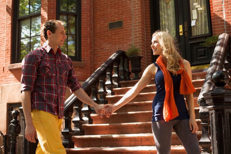 Ζευγάρι περπατά ευτυχισμένο στη Νέα Υόρκη