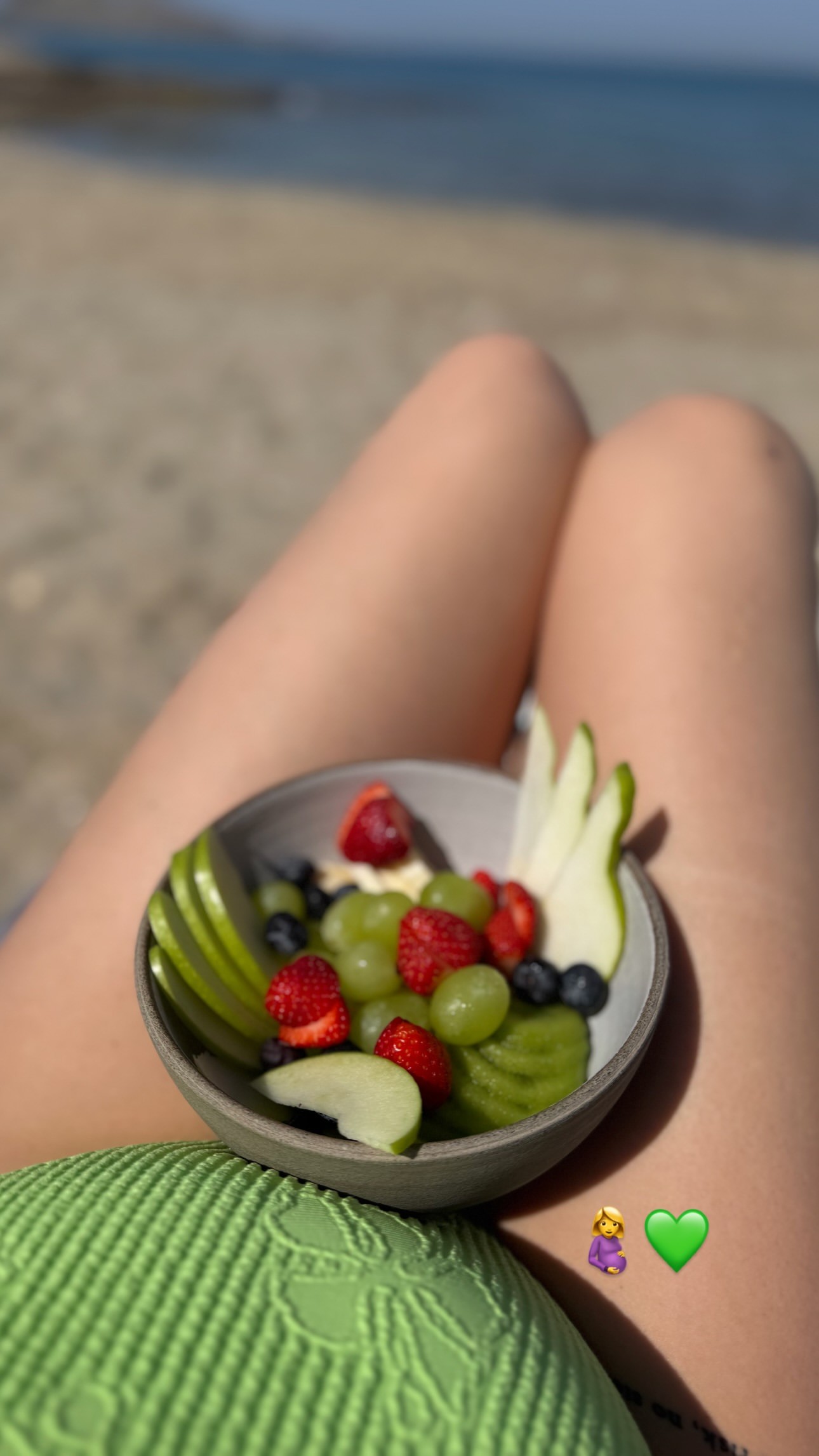 Η Δώρα Παντέλη με φρούτα δίπλα στην θάλασσα