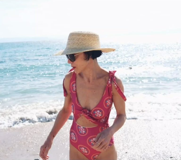 Η Έλενα Τοπαλίδου με μαγιό