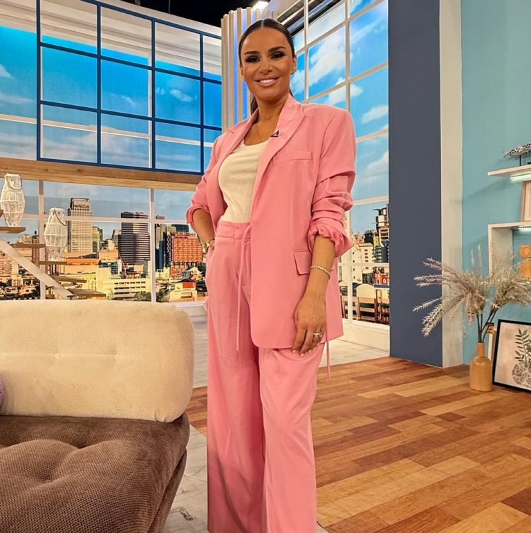 Η Ελένη Τσολάκη με ροζ κοστούμι