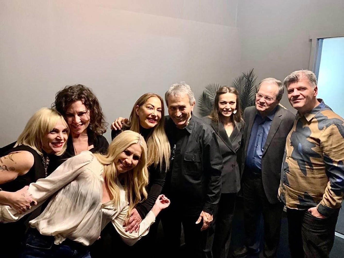 Οι φίλοι τους καλλιτέχνες σε αναμνηστική φωτογραφία στα παρασκήνια