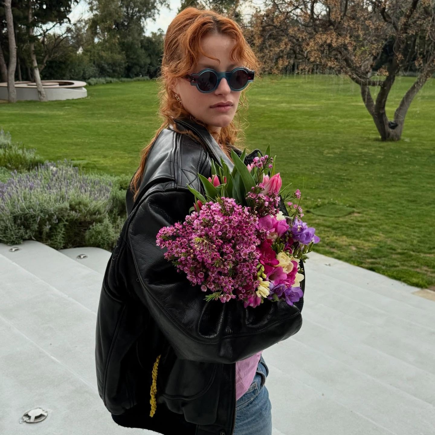 Η Γαία Μερκούρη με λουλούδια