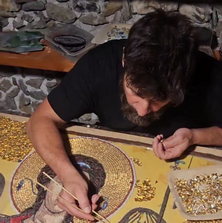 Ο Αλέξης Γεωργούλης φτιάχνει ψηφιδωτή αγιογραφία