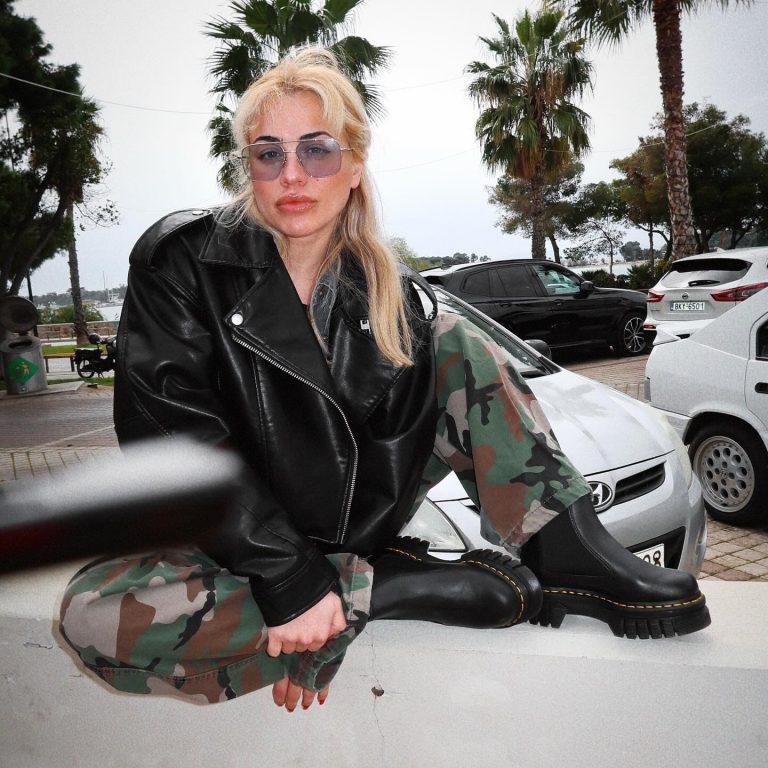 Η Κόνι Μεταξά με δερμάτινο τζακετ