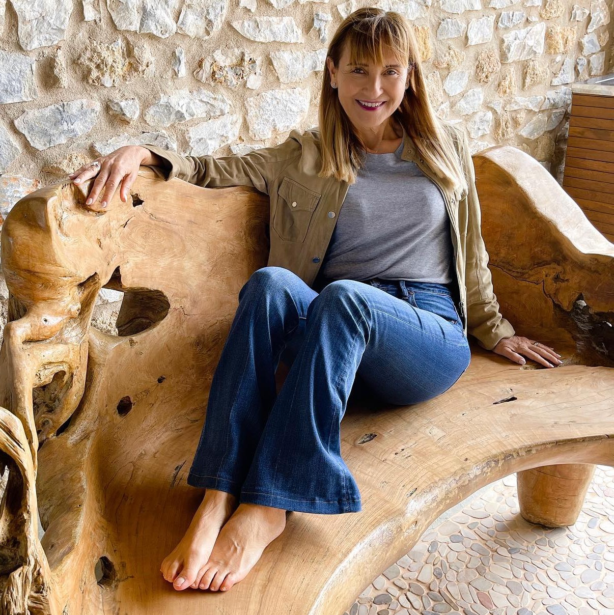 Η Μάρα Ζαχαρέα ξυπόλυτη