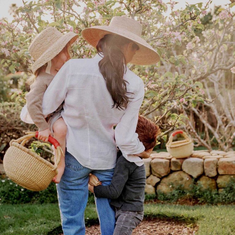 Η Meghan και τα δύο της παιδιά. Η Lilibet στην αγκαλιά της και ο μικρός κρέμεται στο πόδι της