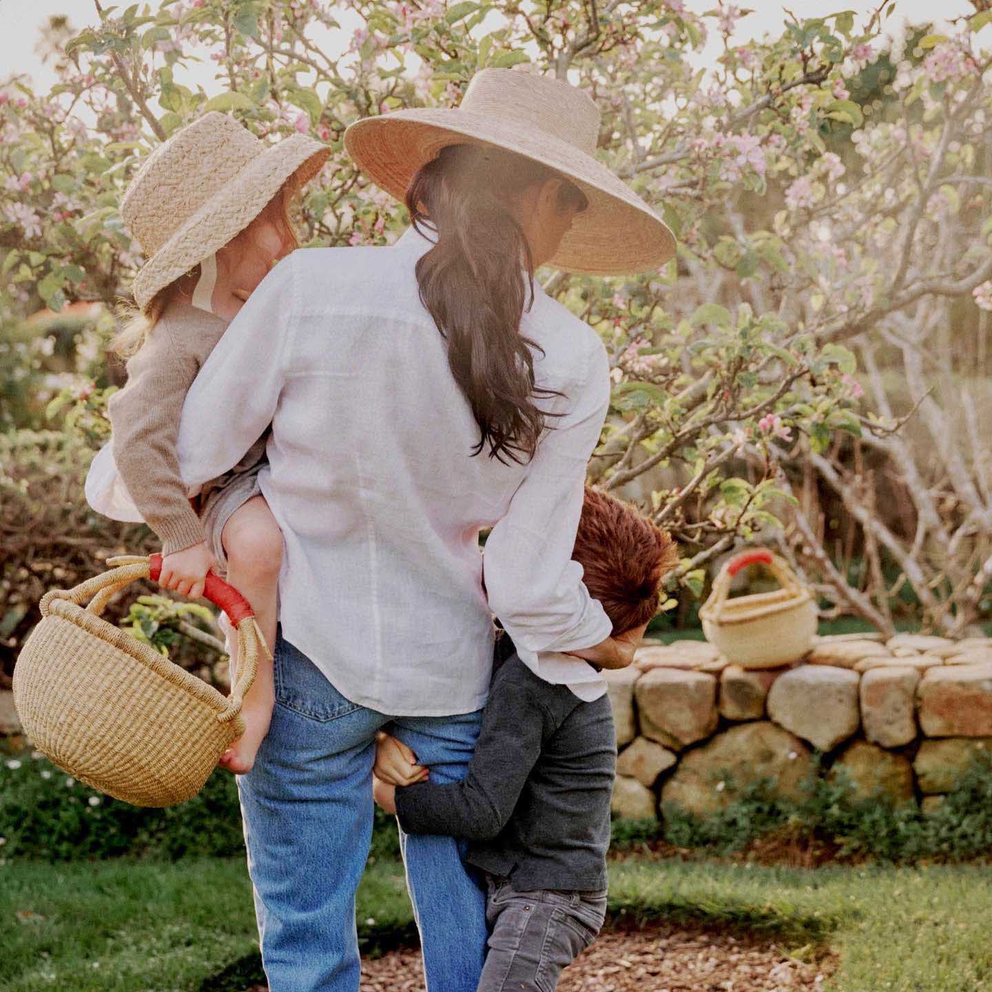 Η Meghan και τα δύο της παιδιά. Η Lilibet στην αγκαλιά της και ο μικρός κρέμεται στο πόδι της