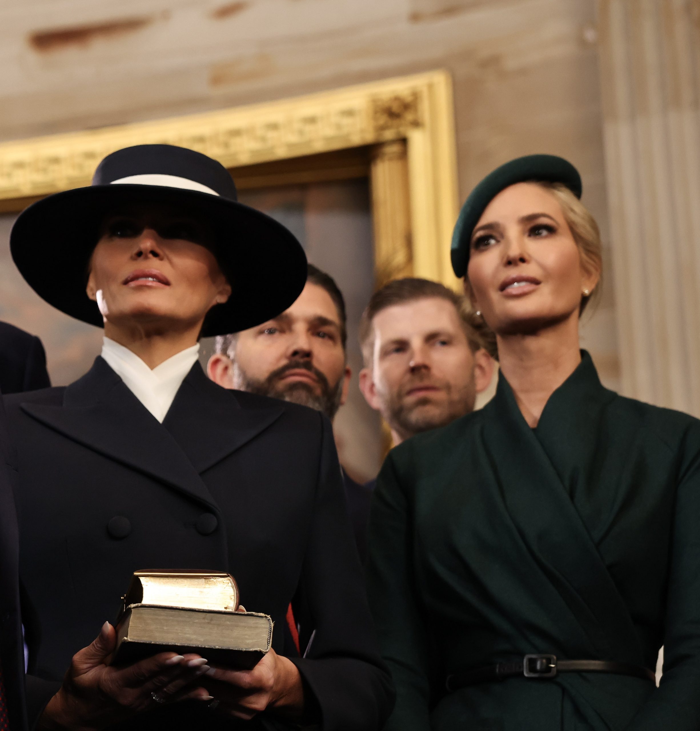 H Melania Trump και η Ivanka παρακολουθούν τον πρόεδρο των ΗΠΑ, Donald Trump να ορκίζεται στις 20 Ιανουαρίου 2025, στην Ουάσινγκτον