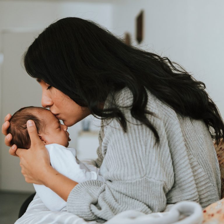 Μητέρα φιλά το νεογέννητο μωρό της