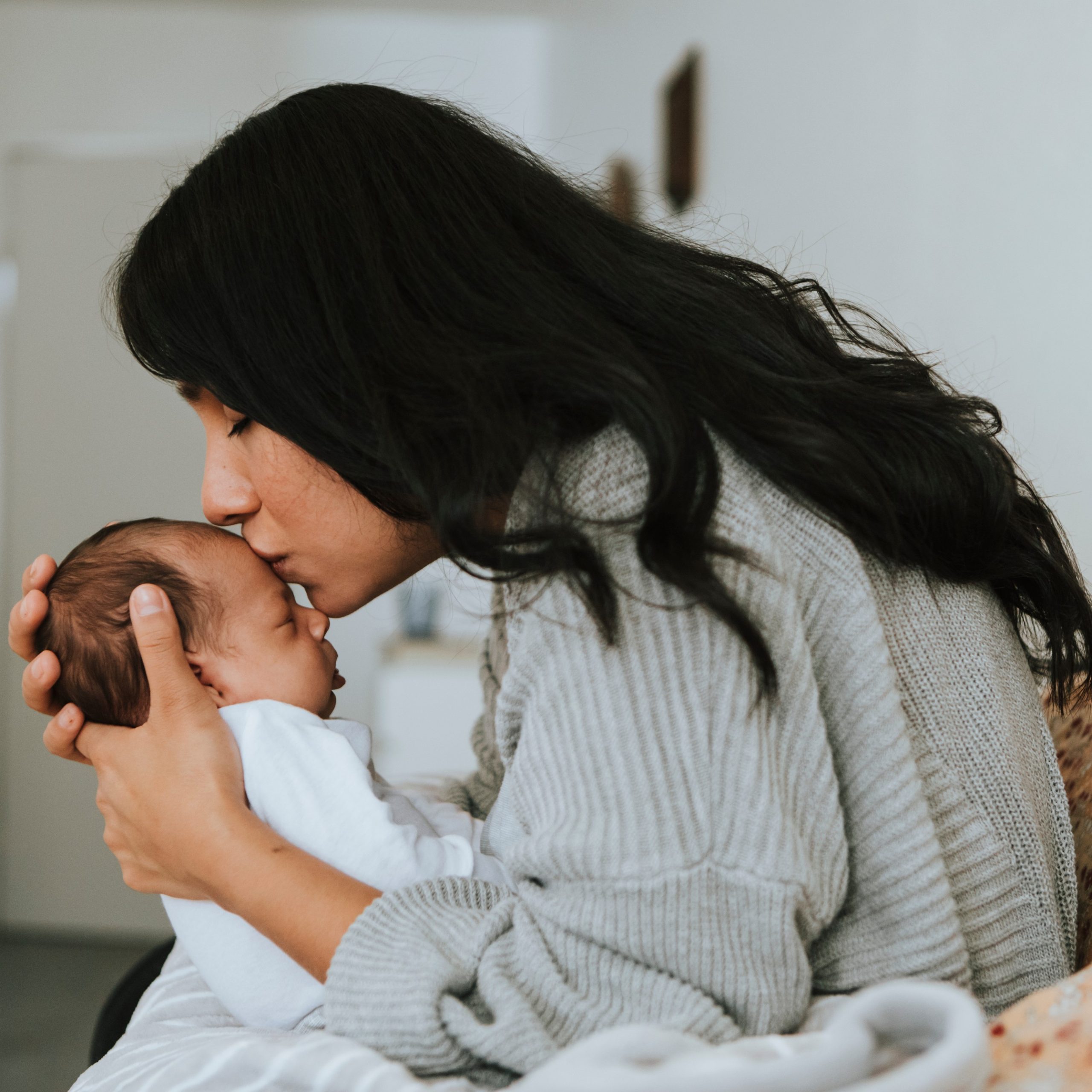 Μητέρα φιλά το νεογέννητο μωρό της