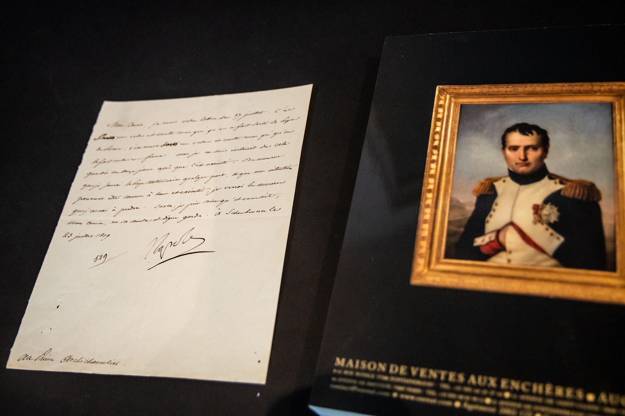 Επιστολή που έγραψε ο Γάλλος αυτοκράτορας Ναπολέων Α΄ στις 23 Ιουλίου 1809 σχετικά με τη σύλληψη του Πάπα Πίου Ζ΄ εκτίθεται στα γραφεία του οίκου δημοπρασιών Osenat στο Παρίσι, Γαλλία, 23 Απριλίου 2025