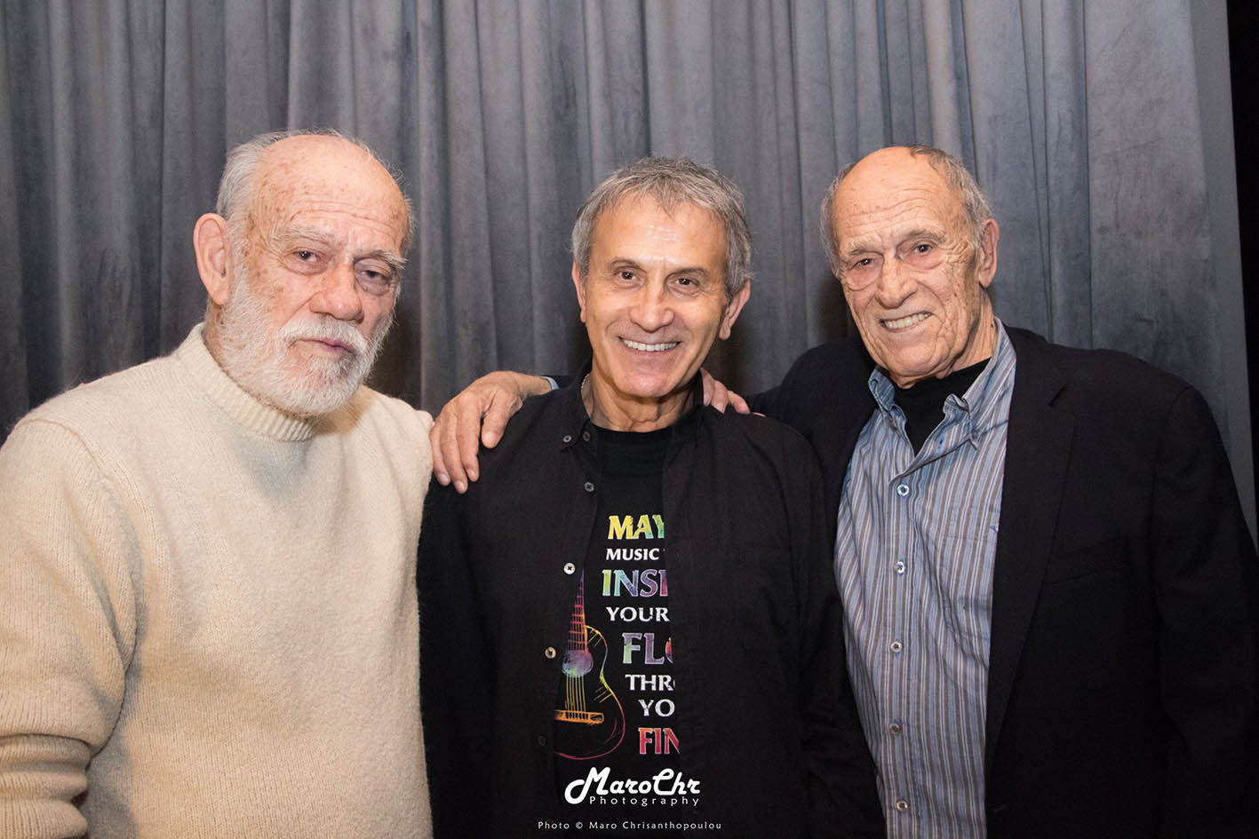 Οι δημοσιογράφοι Γιώργος Λιάνης και Δημαράς με τον Γιώργο Νταλάρα