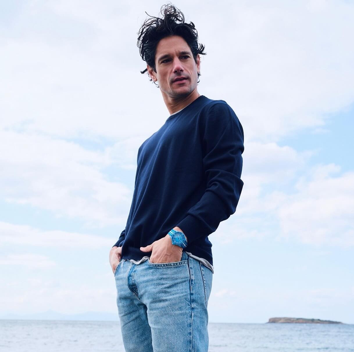 Ο Πάνος Βλάχος με φόντο τη θάλασσα