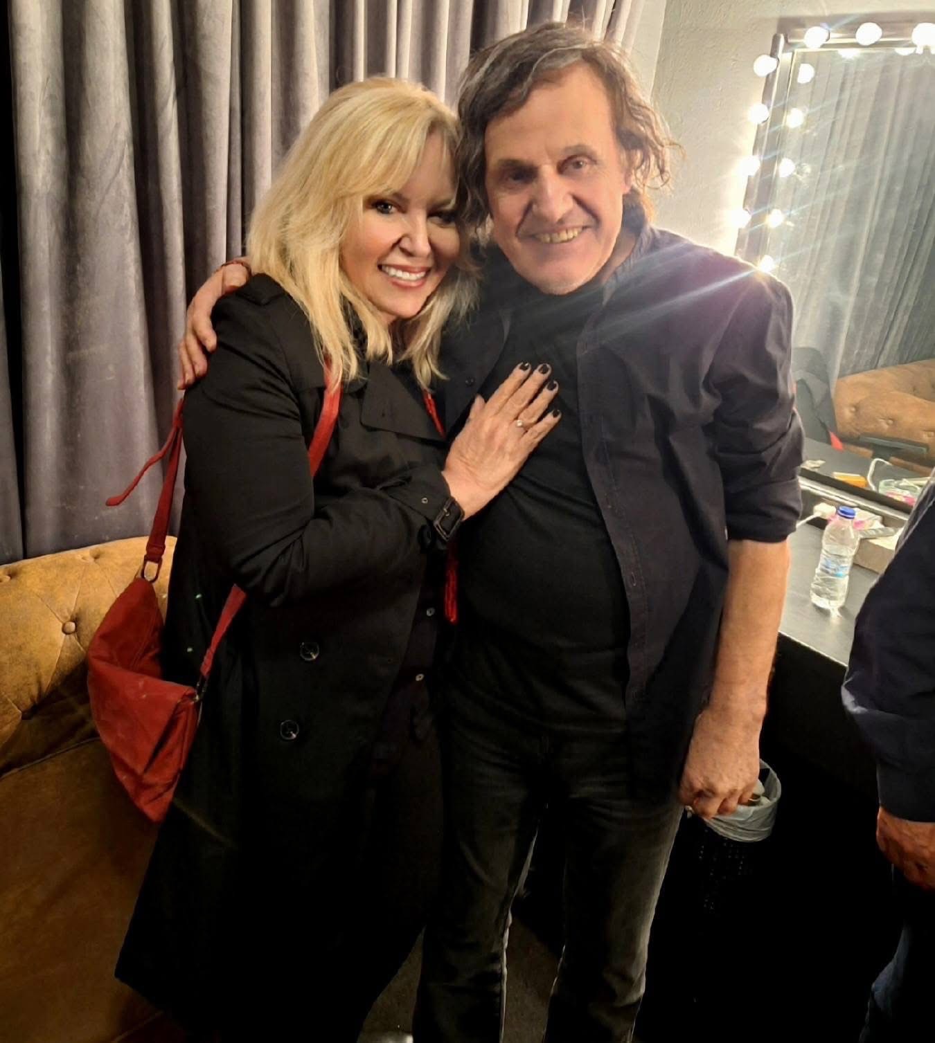 H Σεμίνα Διγενή με τον Βασίλη Παπακωνσταντίνου στα παρασκήνια