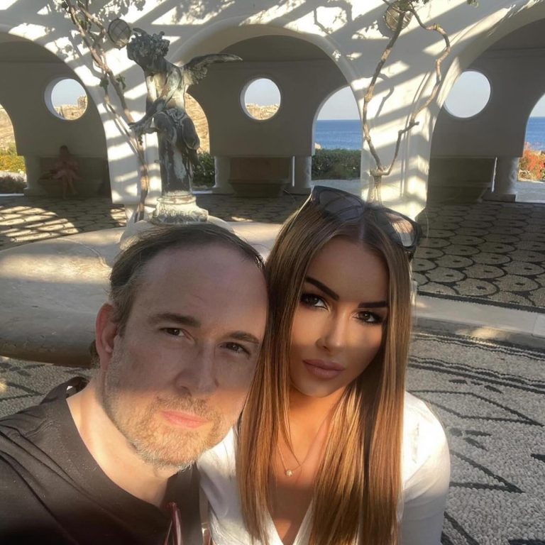 Ο Γιάννης Παπαμιχαήλ με τη σύζυγό του στη Ρόδο, στο μέρος που γυρίστηκε η ταινία "Το Δόλωμα"