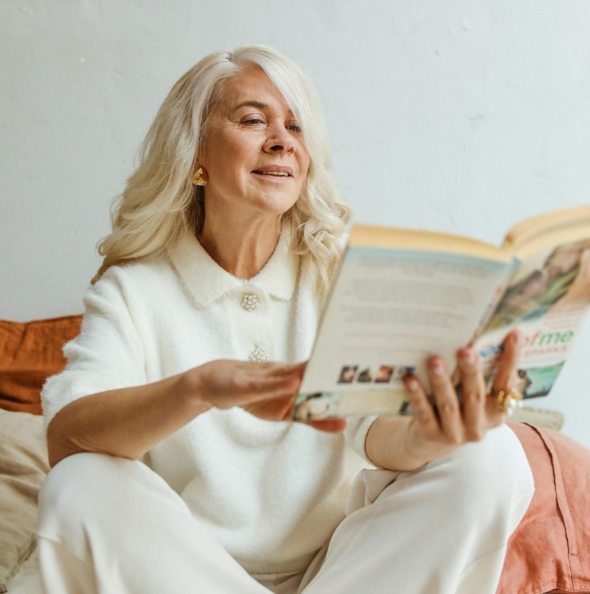 γυναίκα που διαβάζει βιβλίο