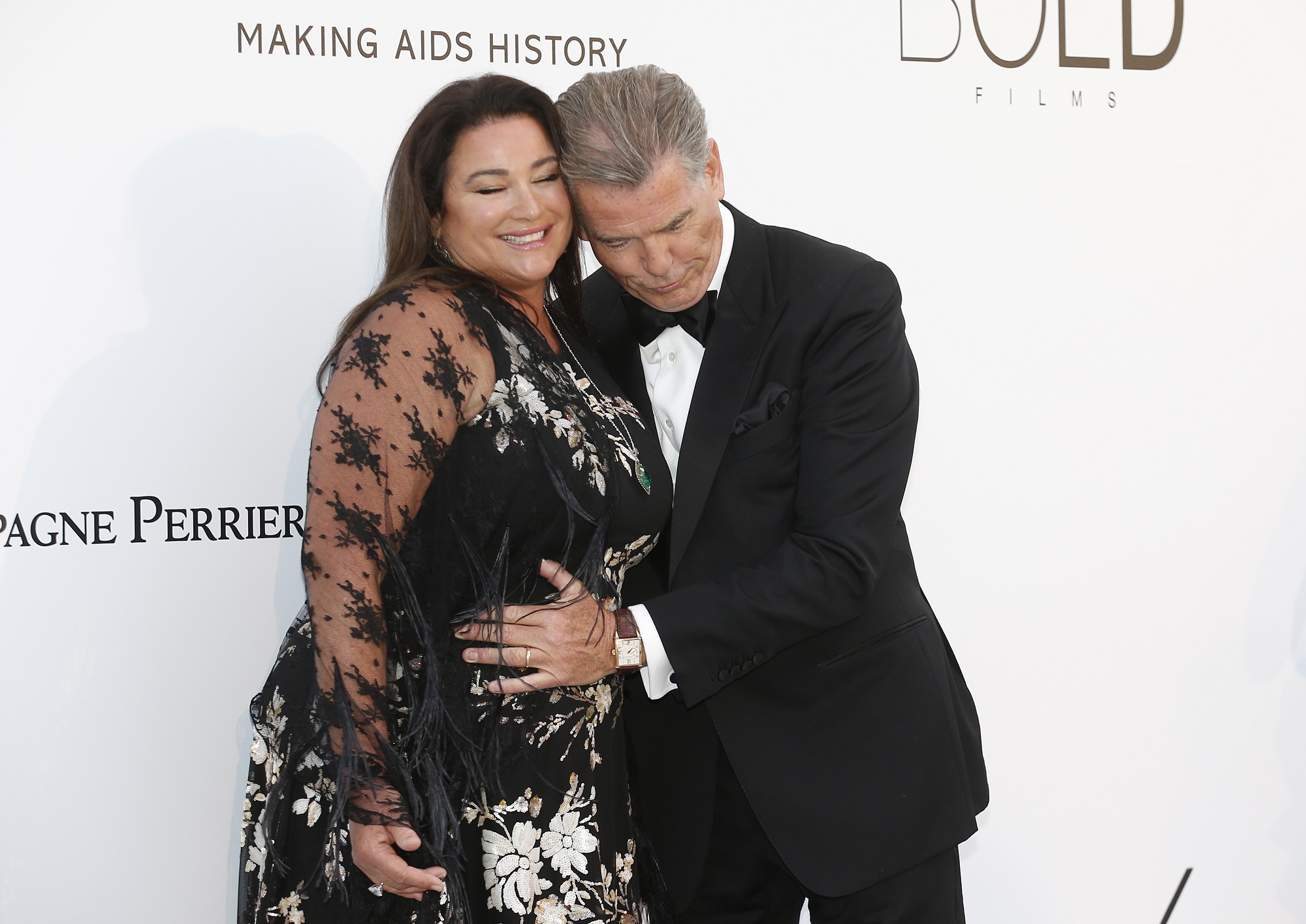 Η Keely Shaye Smith και ο Pierce Brosnan στο Cinema Against AIDS amfAR gala του 2018 που διοργανώθηκε στο Hotel du Cap, Eden Roc στο Cap d'Antibes της Γαλλίας, στις 17 Μαϊου 2018