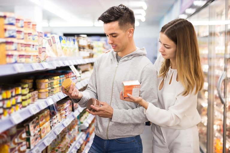 Ζευγάρι ψωνίζει τρόφιμα από το σούπερμάρκετ