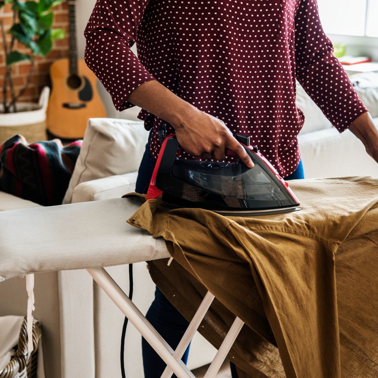 Γυναίκα σιδερώνει