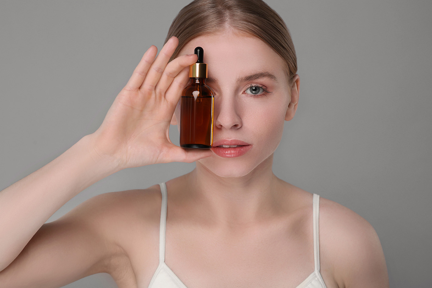 Γυναίκα όμορφη με μπουκάλι με serum oil