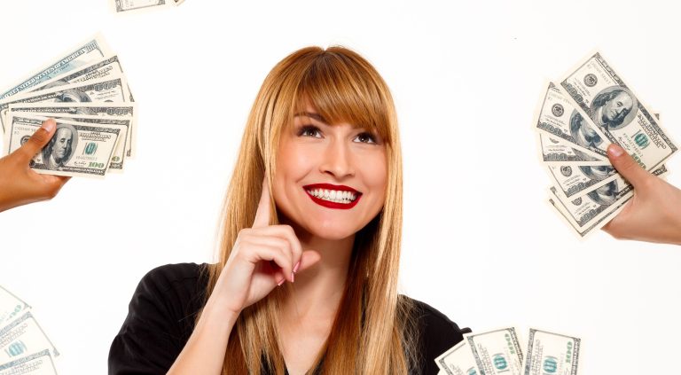 Γυναίκα και χρήματα γύρω της