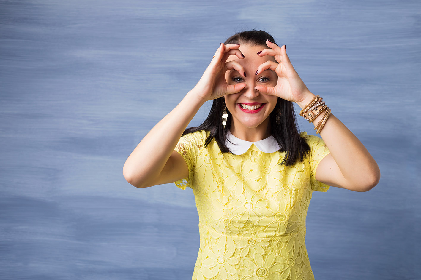 Γυναίκα έχει τα δάχτυλα στα μάτια της σαν κυάλι και βλέπει μπροστά