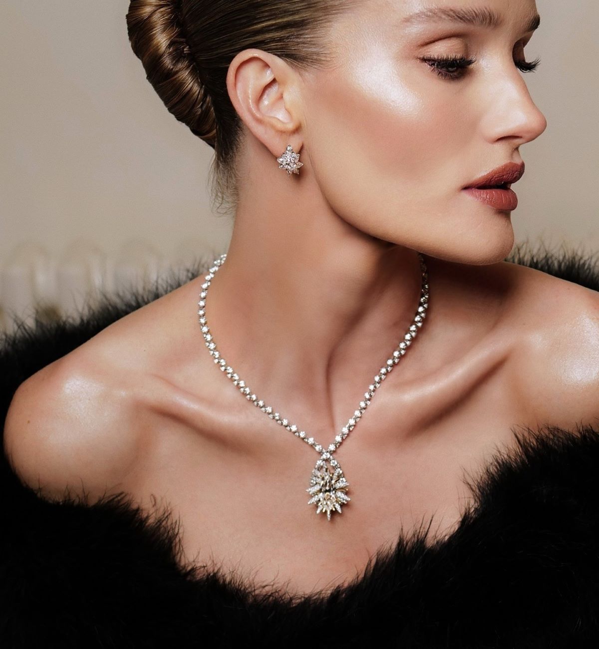 Rosie Huntington με ωραίο λαιμό - χωρίς ρυτίδες