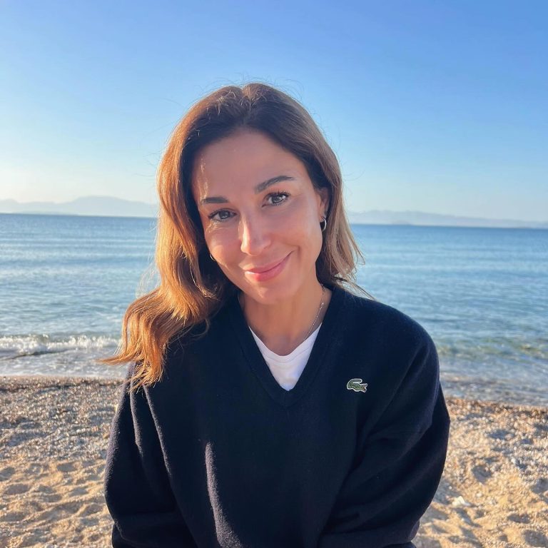 Η Κατερίνα Παπουτσάκη στη θάλασσα