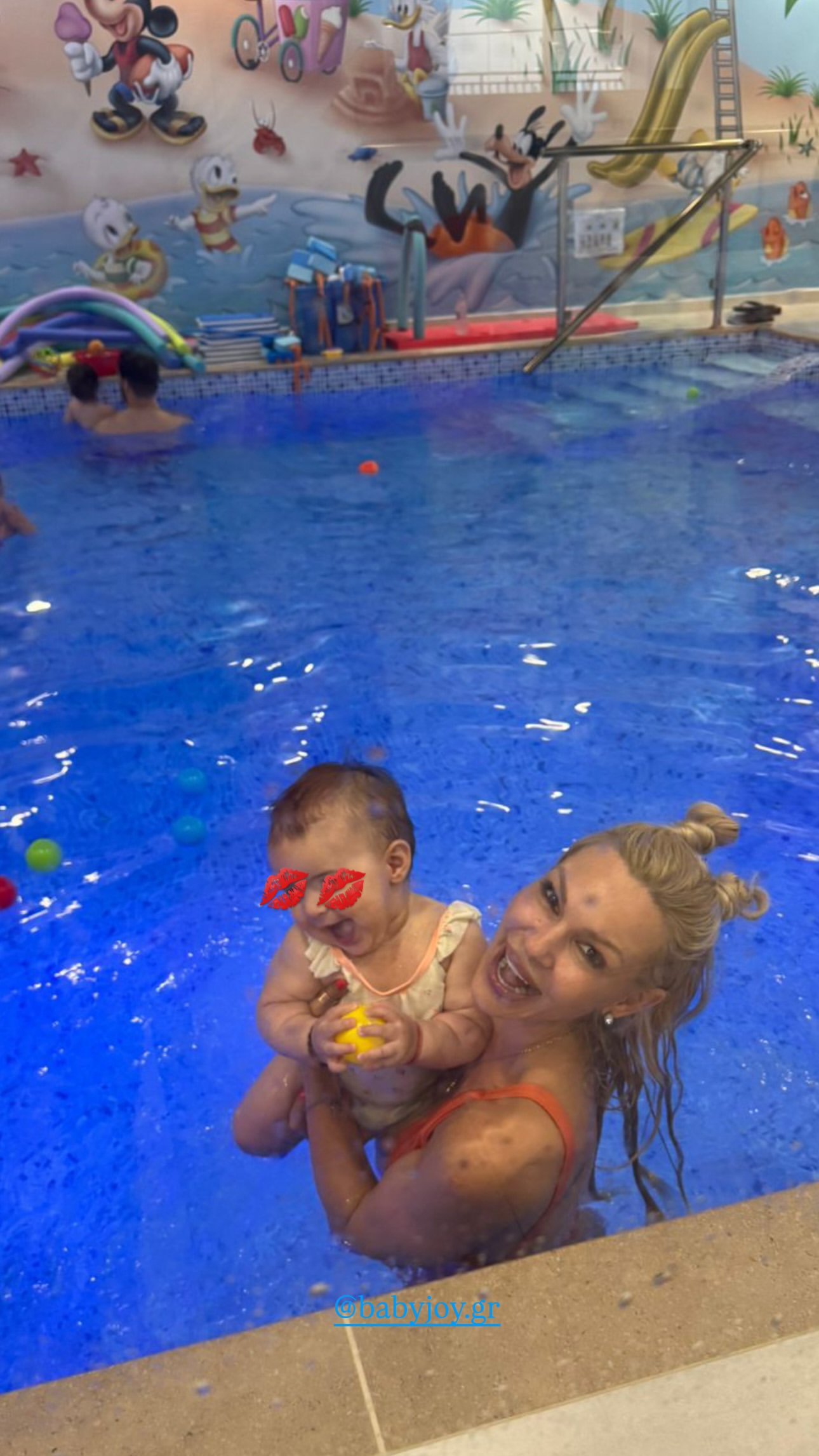 Η Βίκυ Κάβουρα για baby swimming με την κόρη της