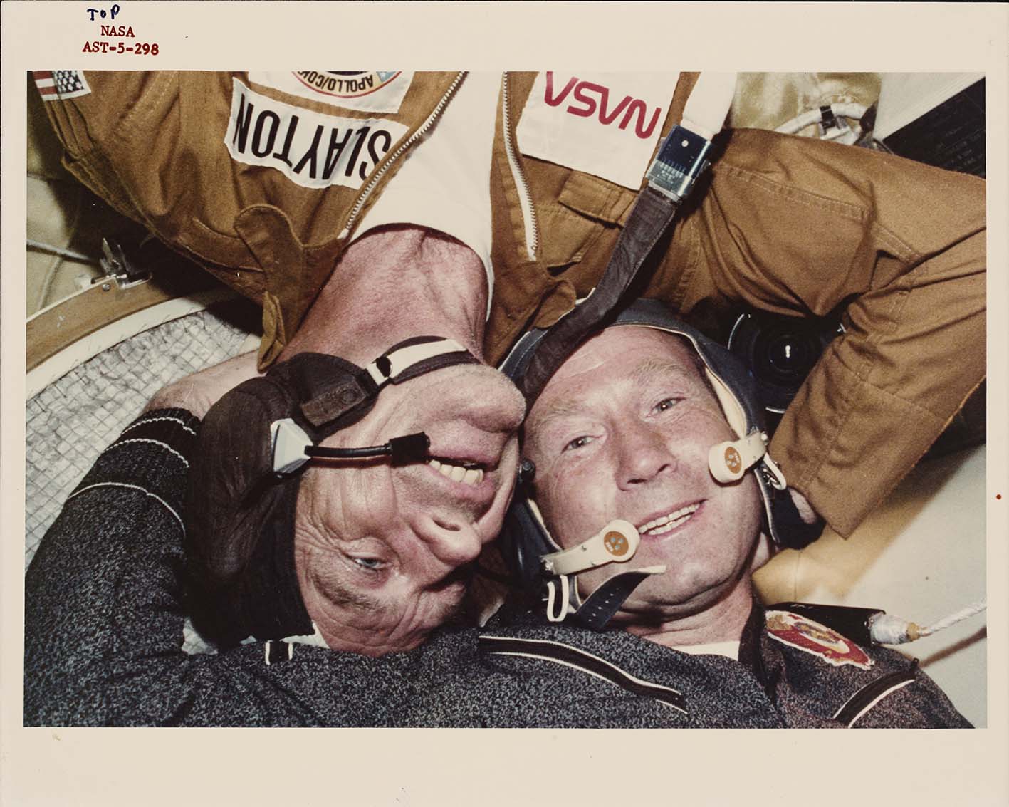 Δύο μέλη του πληρώματος του κοινού προγράμματος δοκιμών Apollo-Soyuz ΗΠΑ-ΕΣΣΔ φωτογραφημένα κατά τη διάρκεια της αποστολής, Ιούλιος 1975. Πρόκειται για τον Donald K 'Deke' Slayton (αριστερά), τον Αμερικανό πιλότο της μονάδας πρόσδεσης, και τον Alexei Arkhipovich Leonov, τον σοβιετικό διοικητή της αποστολής.