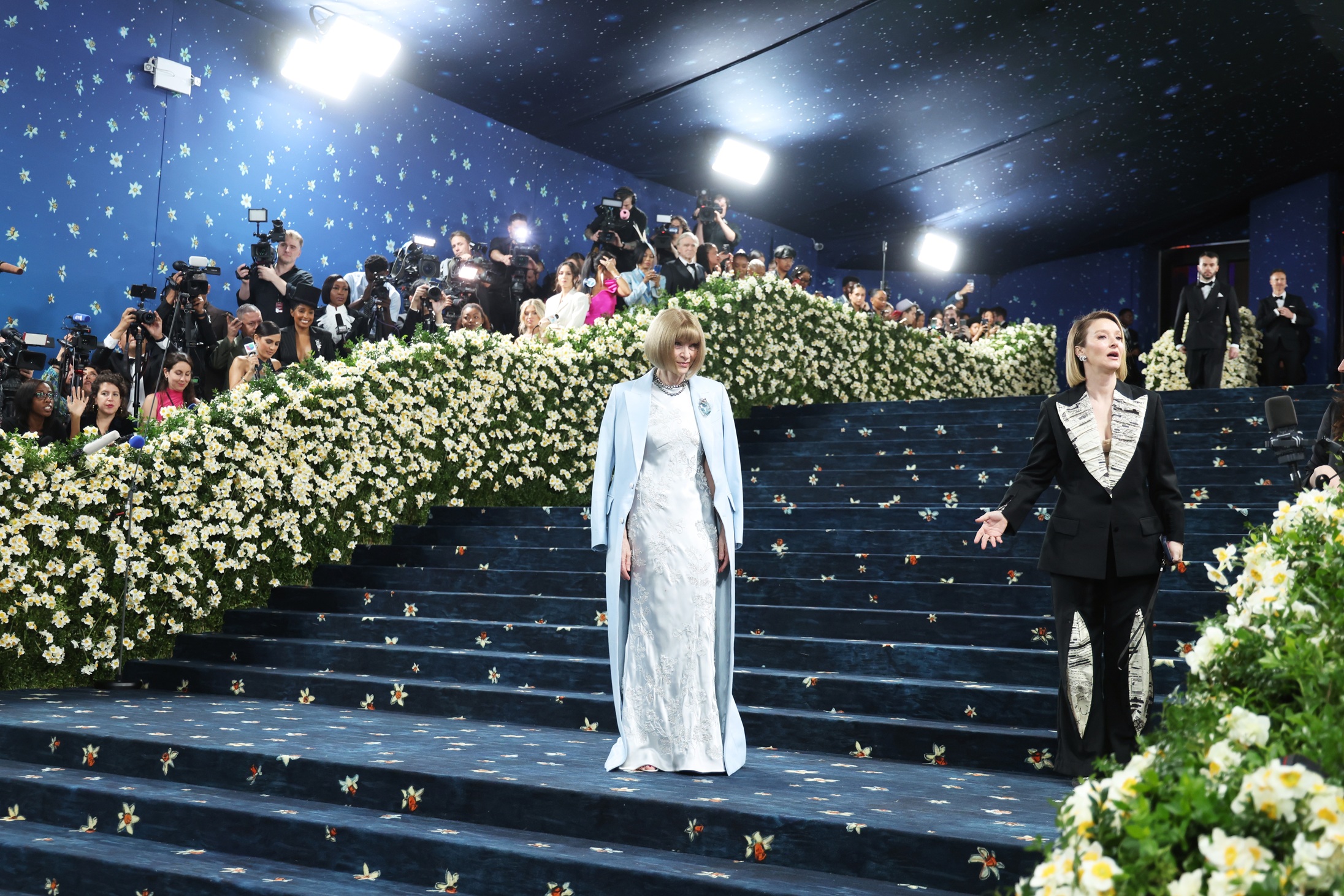 H εκδότρια της Vogue, Anna Wintour, ποζάρει στο κόκκινο χαλί για το Met Gala 2025