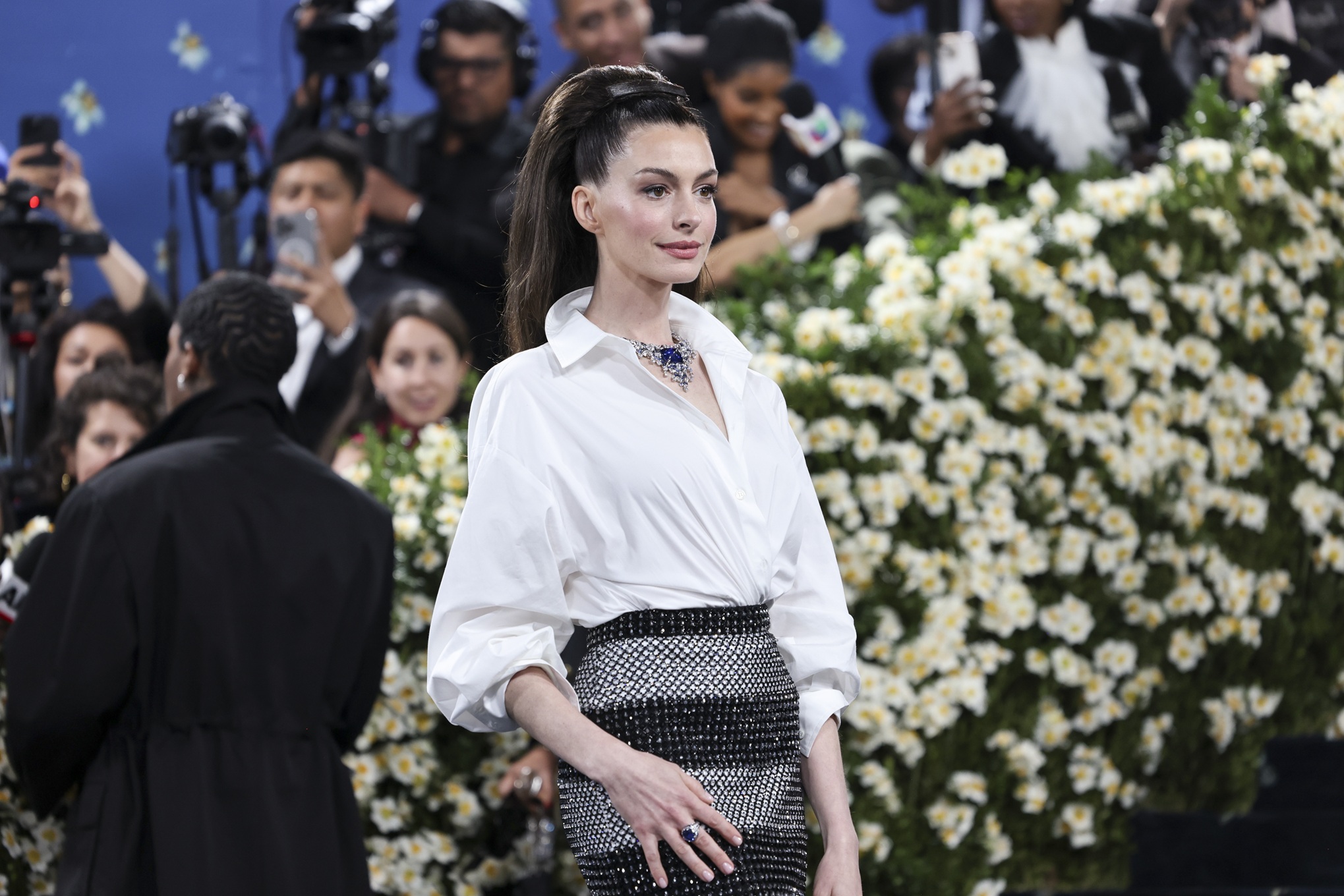 Η Anne Hathaway ποζάρει στο κόκκινο χαλί για το Met Gala,5 Μαΐου 2025