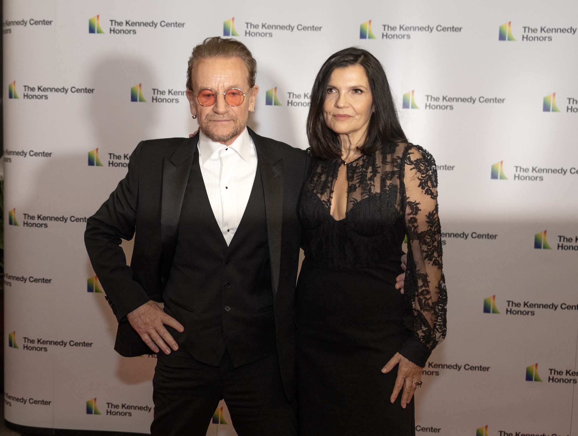 O Bono και η σύζυγός του Ali Hewson στο Artist's Dinner για όσους παραλαμβάνουν τιμές στις εκδηλώσεις του Κέντρου Kennedy, στην Ουάσινγκτον, στις 3 Δεκεμβρίου 2022