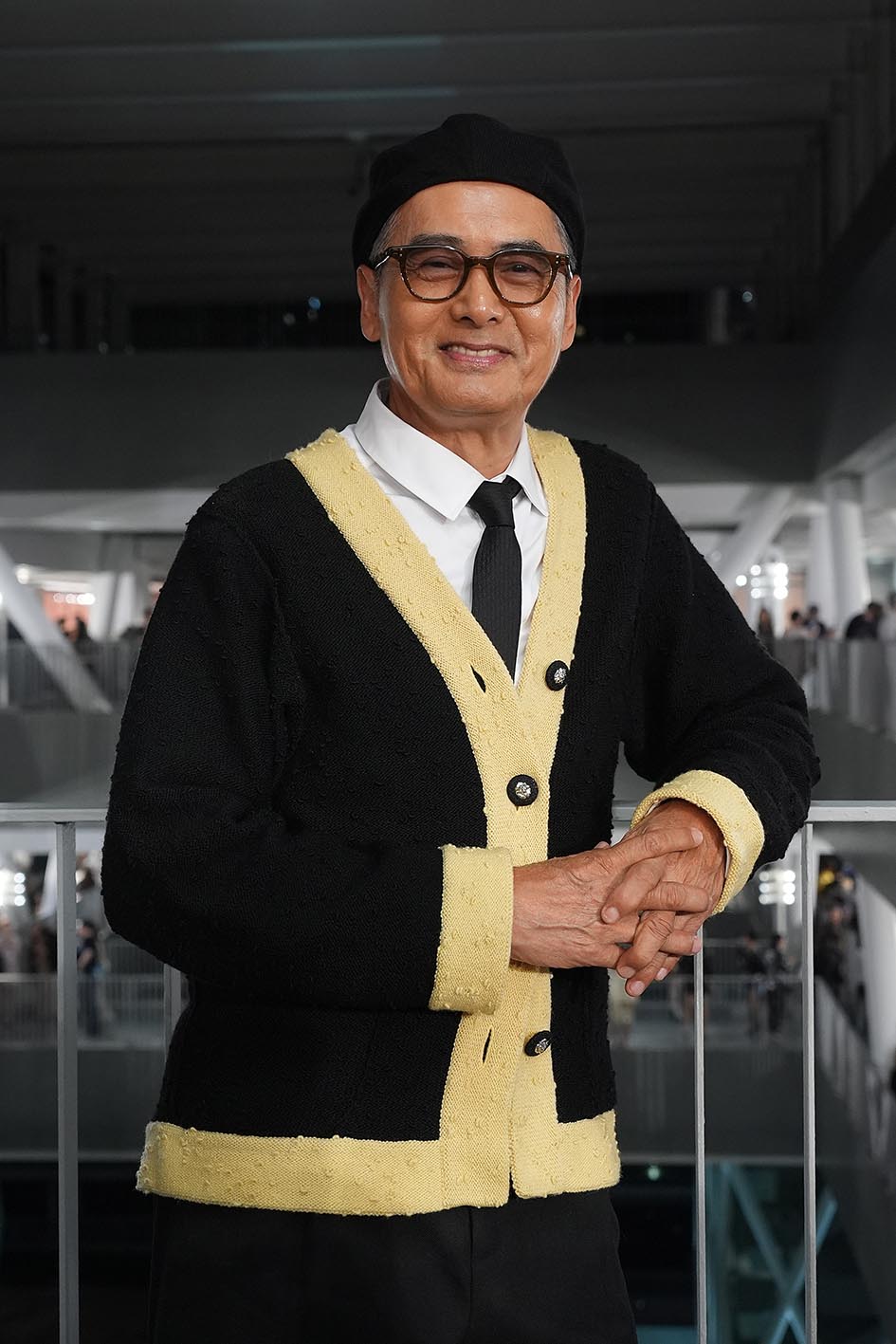 O Chow Yun-fat στη βραδινή επίδειξη CHANEL Cruise 2024/25 στο Hong Kong Design Institute στις 5 Νοεμβρίου 2024.