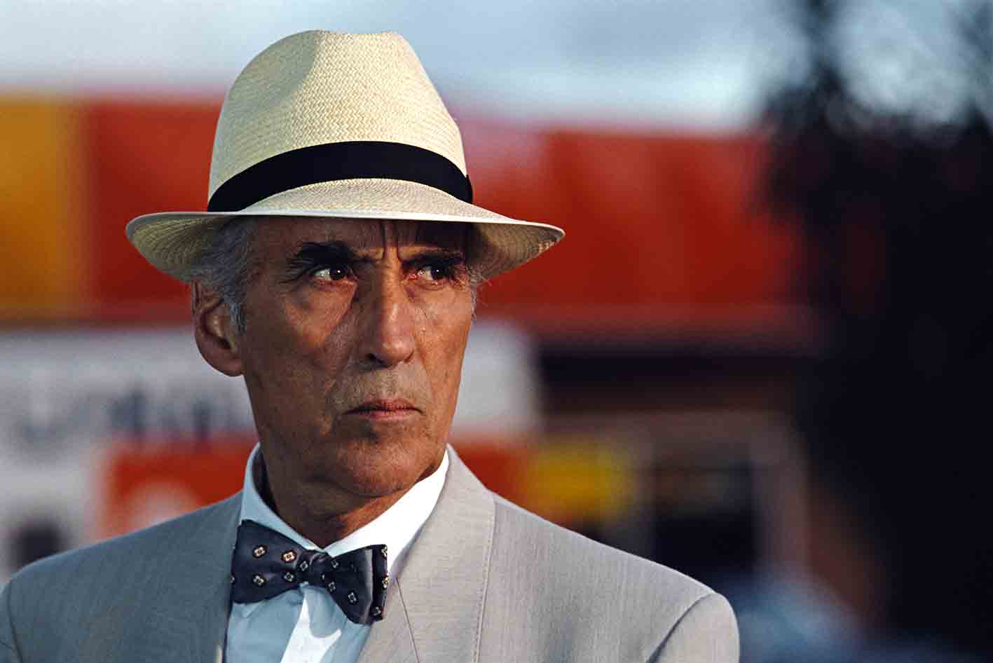 Ο Βρετανός ηθοποιός Sir Christopher Lee (1922 - 2015) στέκεται σε μια παραλία του Νόρφολκ κατά τη διάρκεια ενός διαλείμματος από τα γυρίσματα μιας αμερικανικής τηλεοπτικής σειράς στο Hemsby, Norfolk, στο Ηνωμένο Βασίλειο, περίπου το 1990.