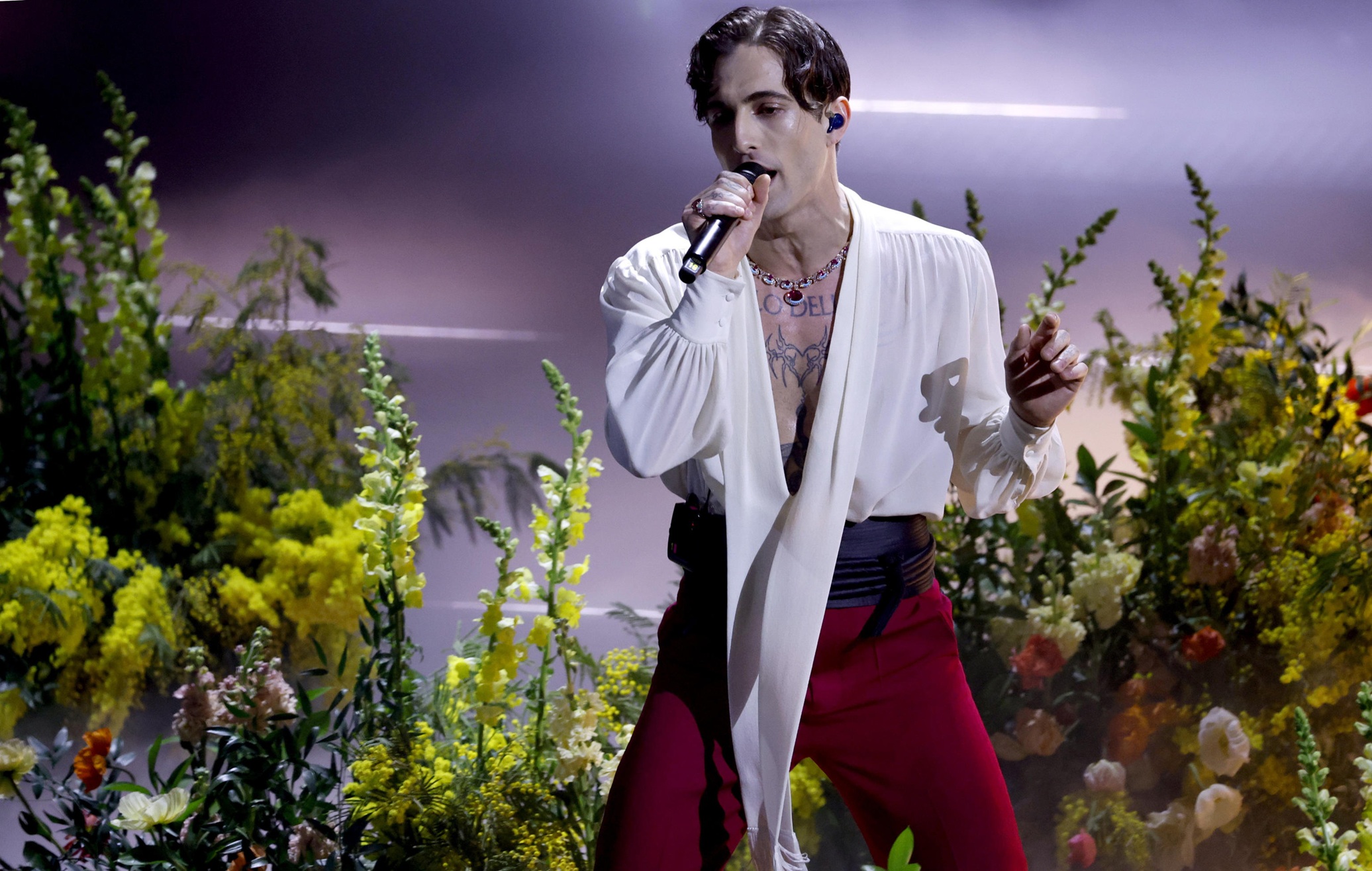 O Damiano David στη σκηνή του 75ου Φεστιβάλ Τραγουδιού Sanremo στο θέατρο Ariston, στις 12 Φεβρουαρίου 2025