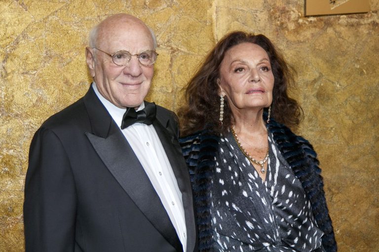 O επιχειρηματίας Barry Diller και η Diane von Furstenberg στο κόκκινο χαλί για το "The Albies", που διοργάνωσε το Clooney Foundation for Justice, στη Νέα Υόρκη, 28 Σεπτεμβρίου 2023