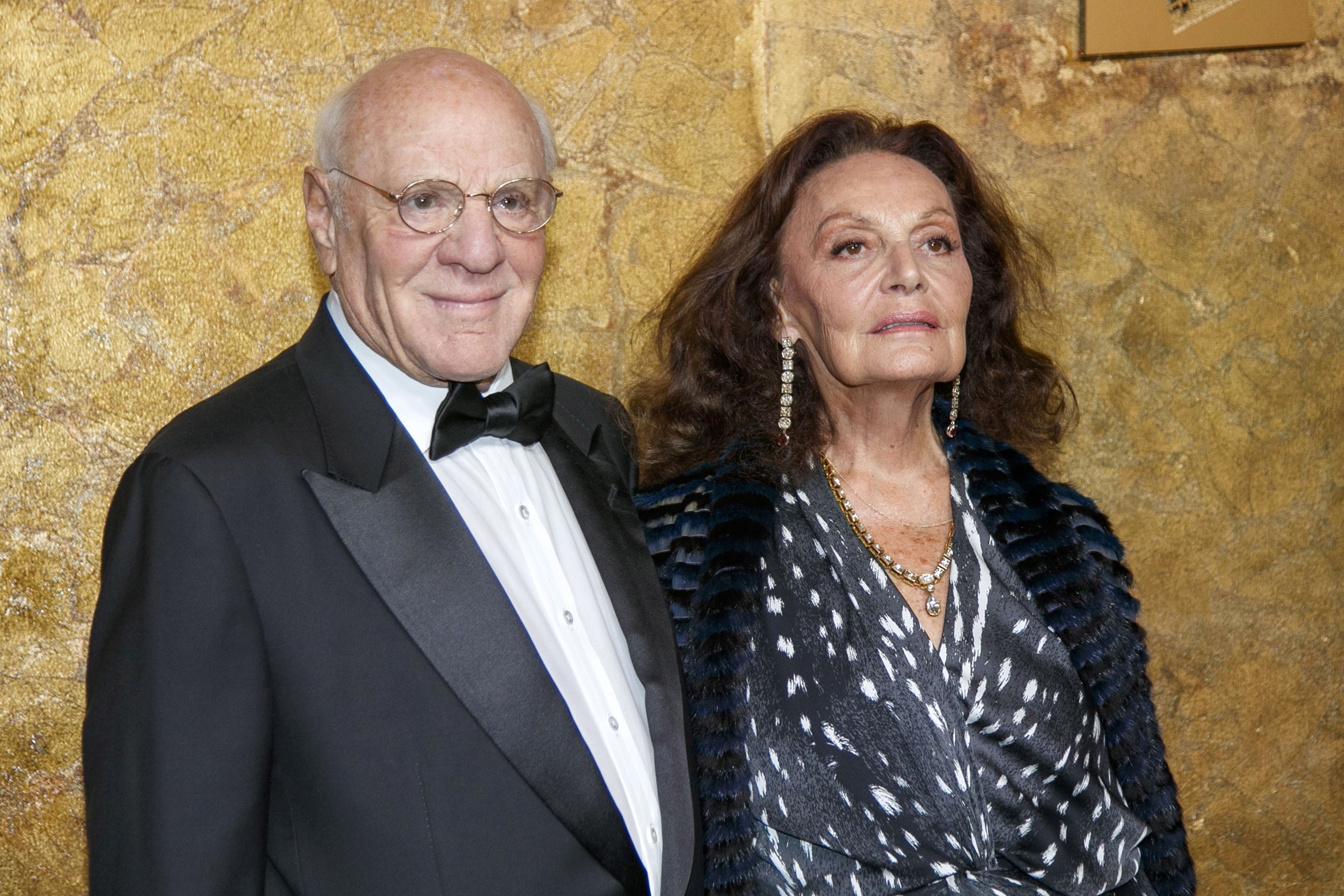 O επιχειρηματίας Barry Diller και η Diane von Furstenberg στο κόκκινο χαλί για το "The Albies", που διοργάνωσε το Clooney Foundation for Justice, στη Νέα Υόρκη, 28 Σεπτεμβρίου 2023