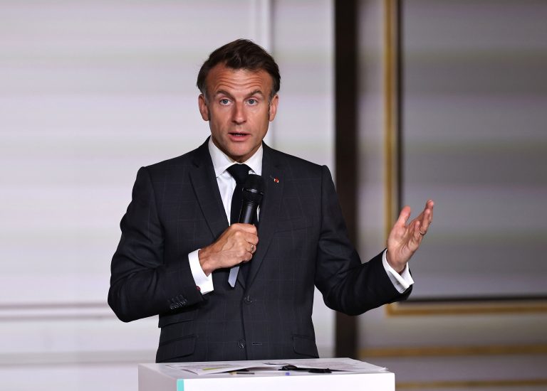 Ο Γάλλος πρόεδρος Emmanuel Macron μιλάει στην τελετή απονομής του βραβείου «Όχι στον εκφοβισμό» στο Μέγαρο των Ηλυσίων, 21 Μαΐου 2025