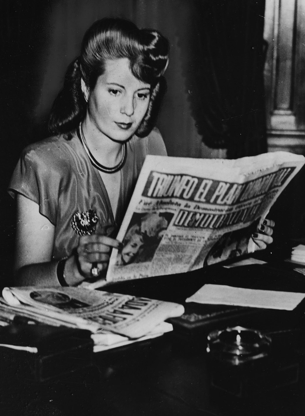 Η Εύα Περόν, σύζυγος του Προέδρου της Αργεντινής, διαβάζει ένα αντίτυπο της εφημερίδας «Democrazia», της οποίας η Σβε είναι ιδιοκτήτρια, Απρίλιος 1947.